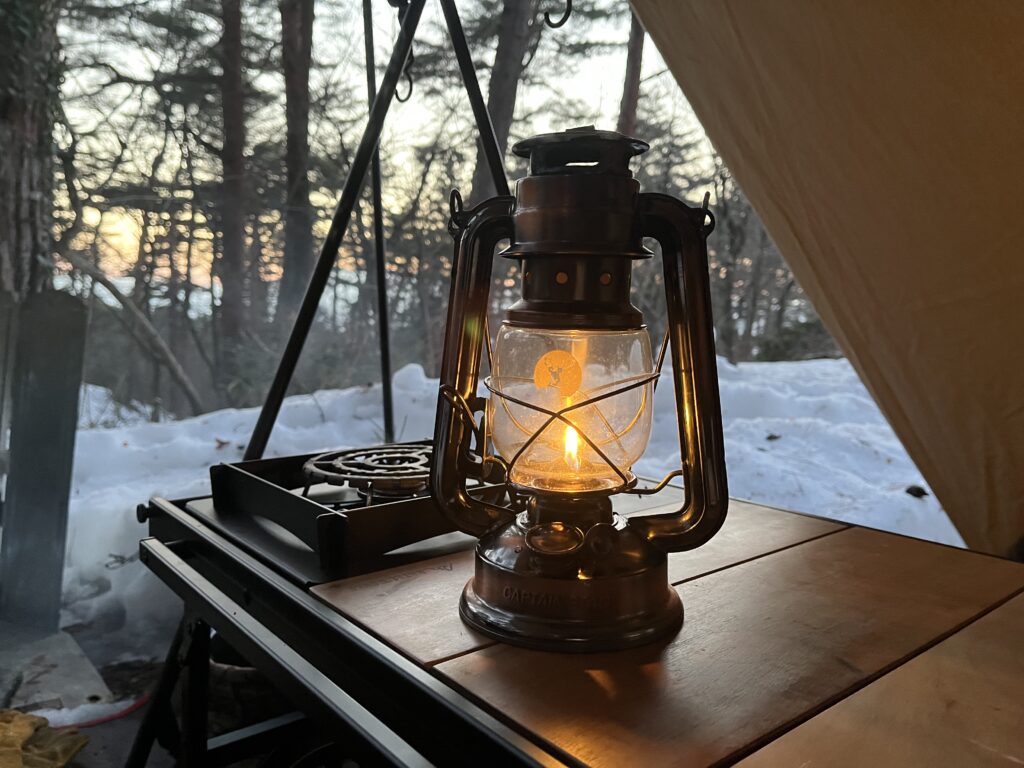 ブルーモーメントの雪中キャンプサイトとキャプテンスタッグのハリケーンランタン