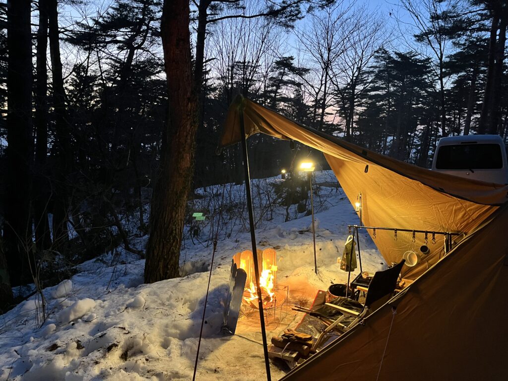 ブルーモーメントの空と焚き火とランタンの光