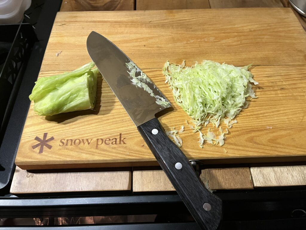 ヒレカツに添えるキャベツの千切りをしている様子