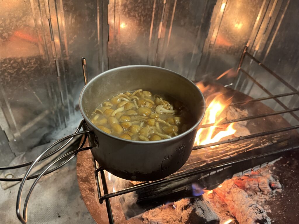 焚き火で調理中のなめこ汁