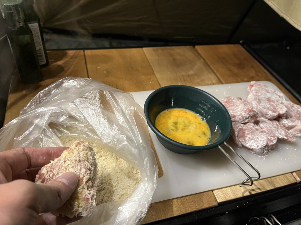 アイラップの中でパン粉を付けたヒレ肉