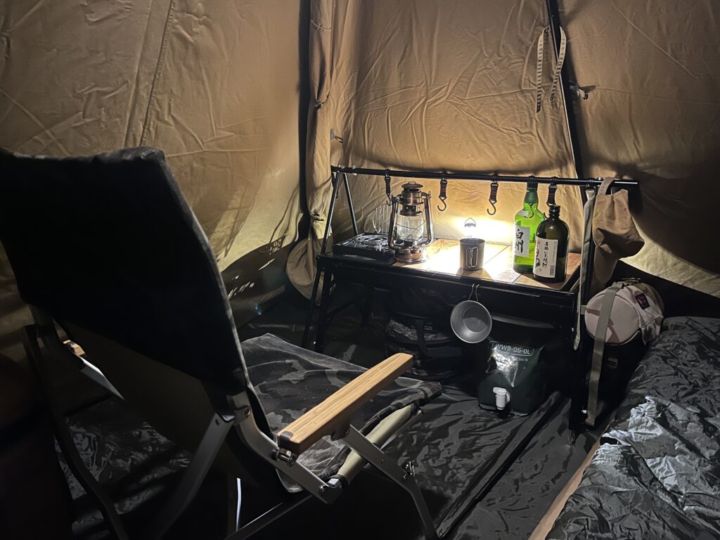 テント内で灯るランタンの光