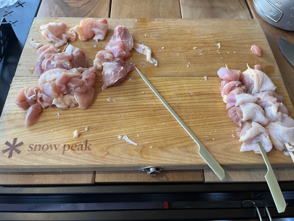鶏もも肉を串うちする作業の様子