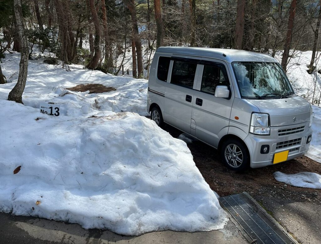 閑乗寺公園キャンプ場2月下旬のサイト内に残る雪と除雪スペース
