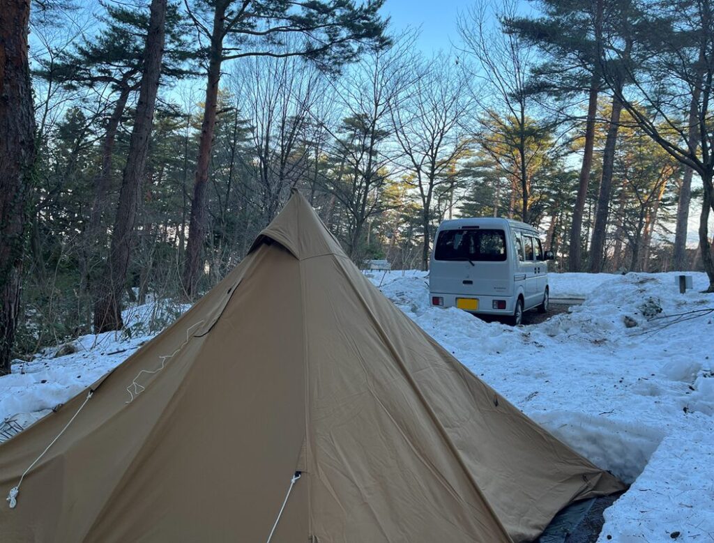 冬の朝のテント周辺の雪景色