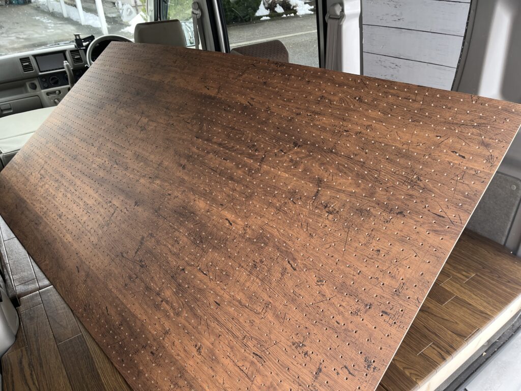 ホームセンタームサシで購入してきた有孔ボード