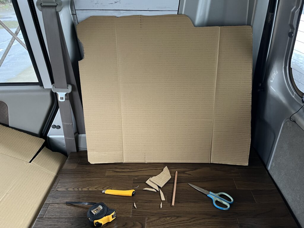 ダンボールでリアサイドパネルの型を切り出した様子