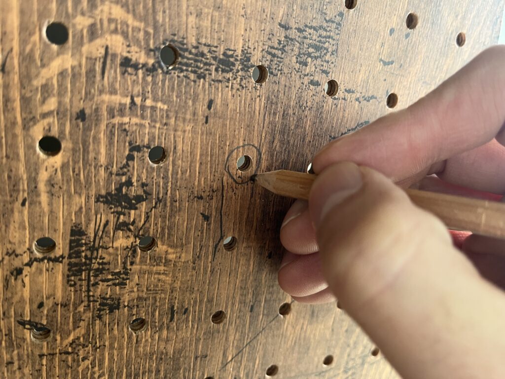 有孔ボードの拡張する穴をマーキングしている様子