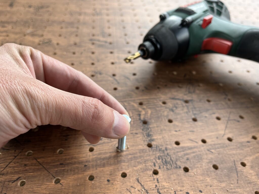 拡張した穴に6㎜のボルトが通っている様子