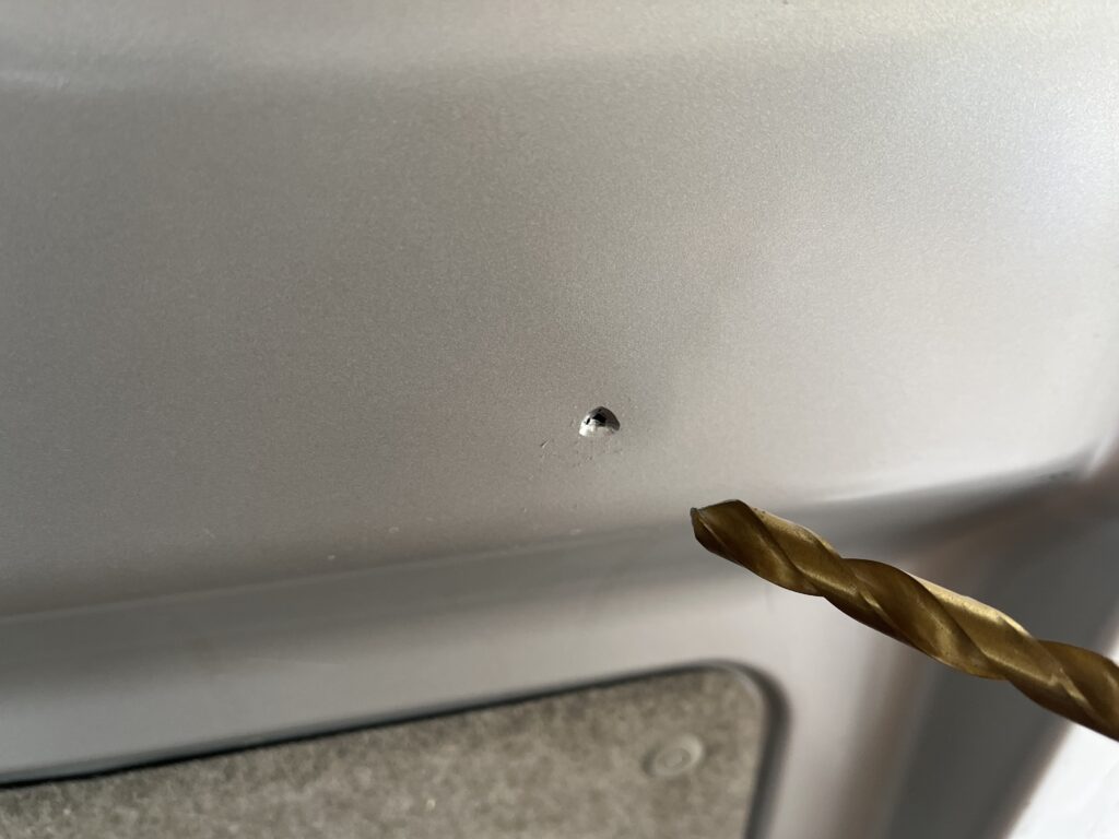 ドリル跡を頼りにボディに穴を開ける緊張の瞬間