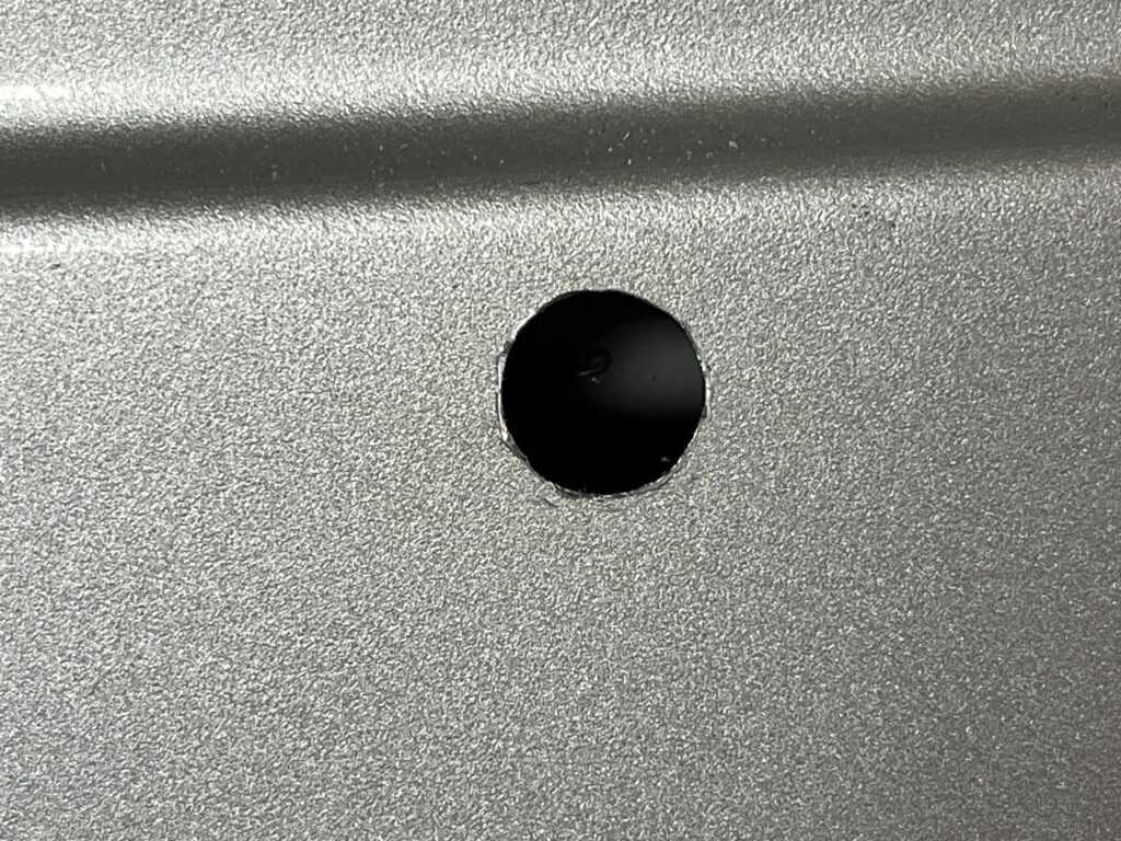 開けた穴の奥に出っ張りがあり、アルミナットが入らない