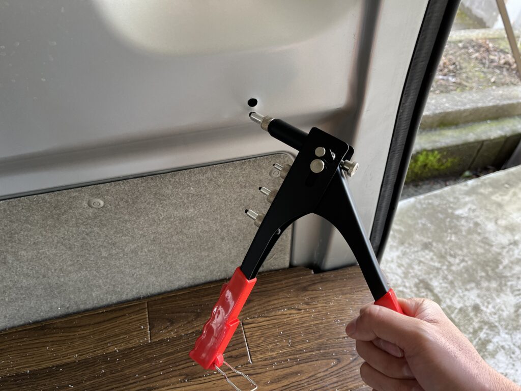 ハンドナッターでアルミナットを取り付けようとしている様子