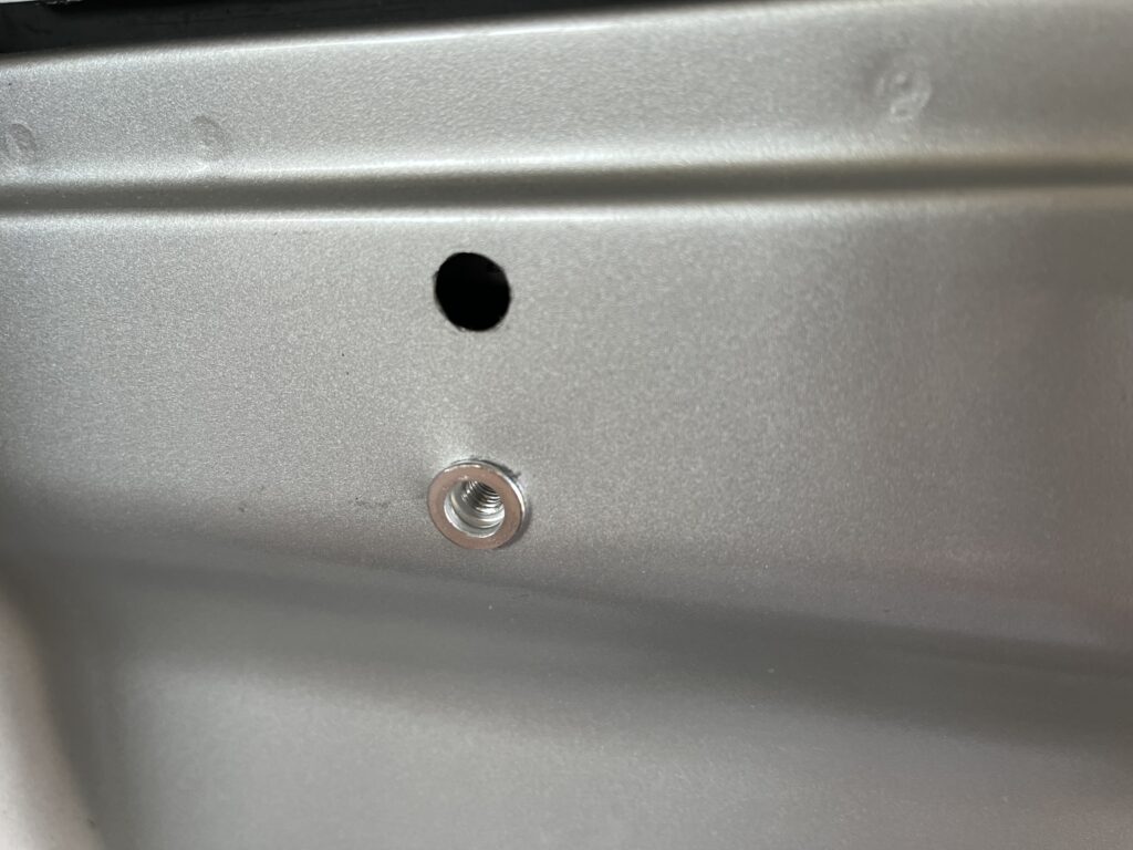 ずらして開けた穴にアルミナットを取り付けた様子