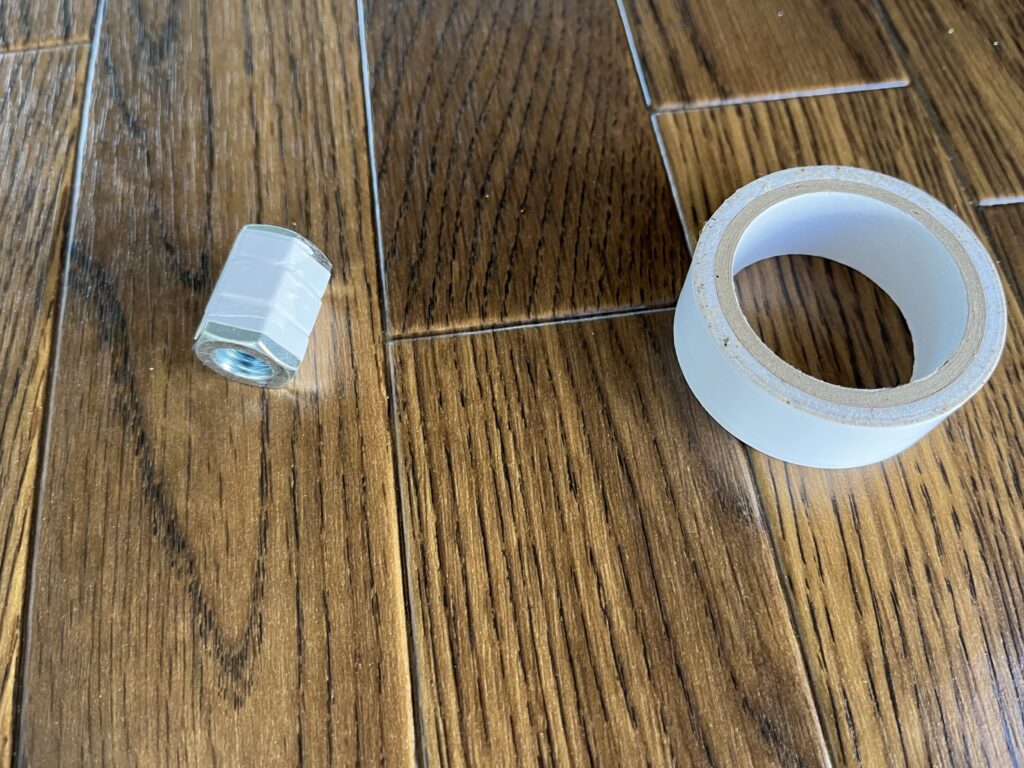 M8ナットを３つビニールテープで連結した様子