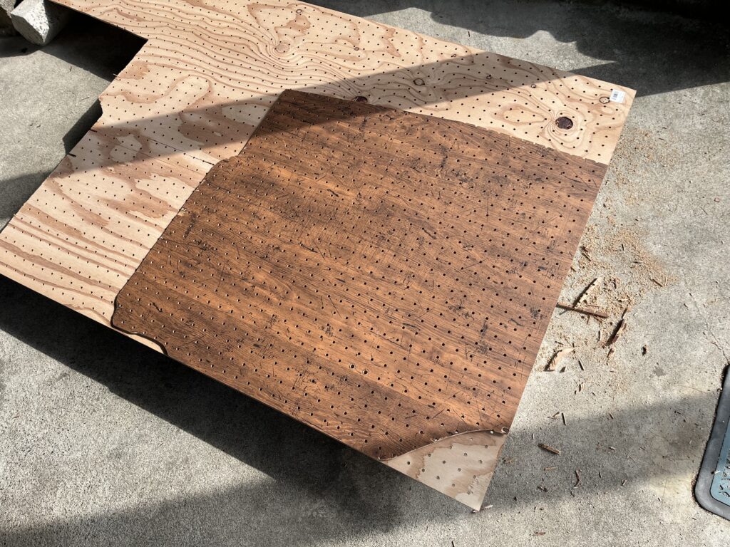 取り外したボードを基準にもう一枚反対側のボードを切り出します