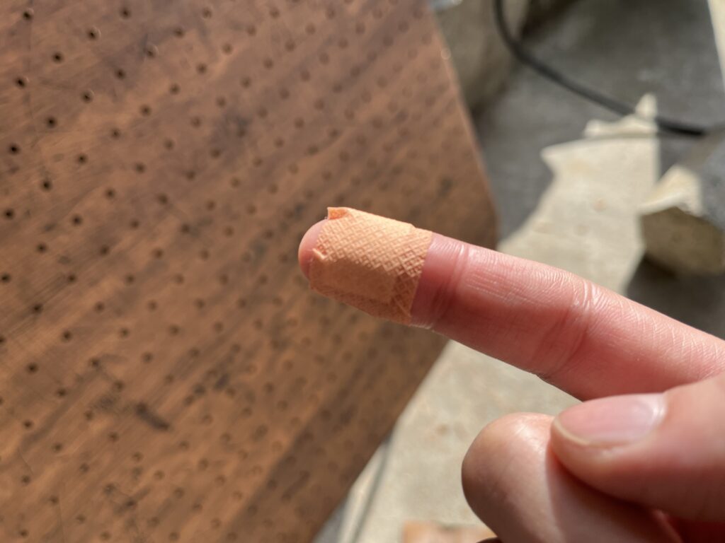 ささくれが刺さった人差し指に絆創膏を貼った様子