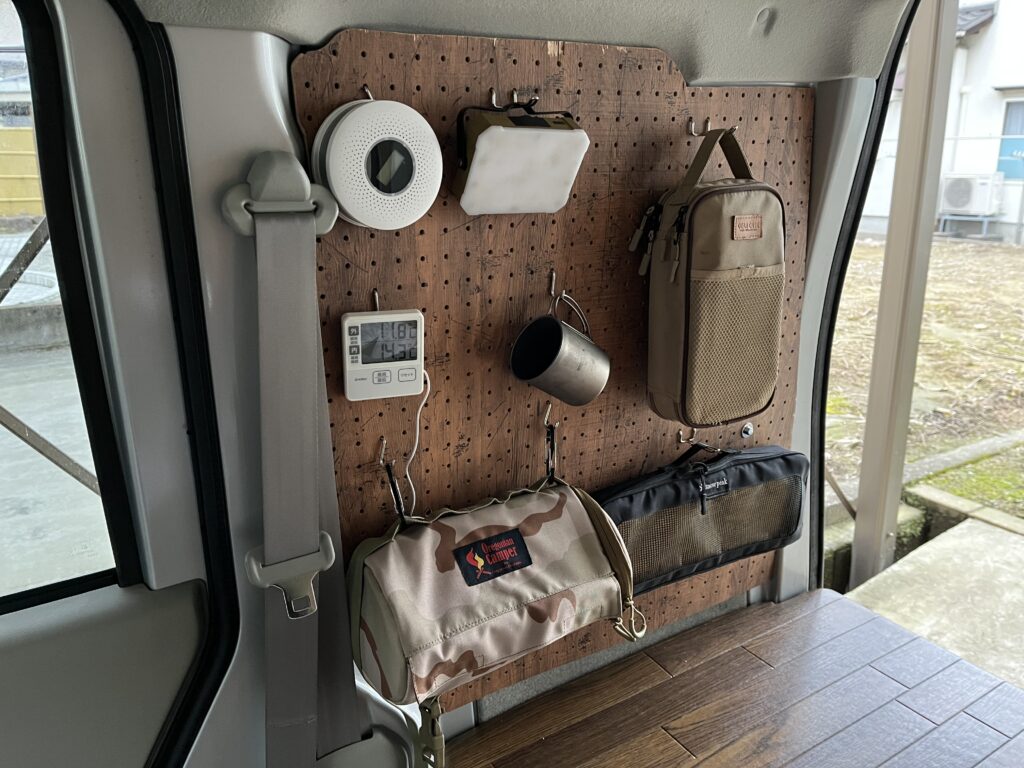 有孔ボードに色々なギアを掛けてみている様子