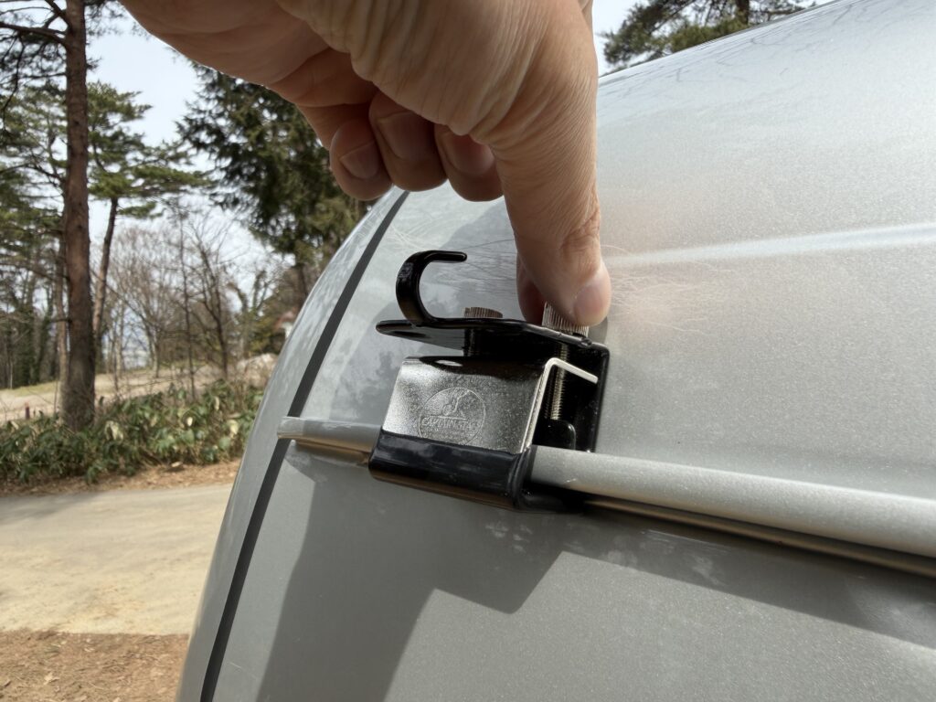 車後方のレインガーターにカージョイントを取り付けている様子