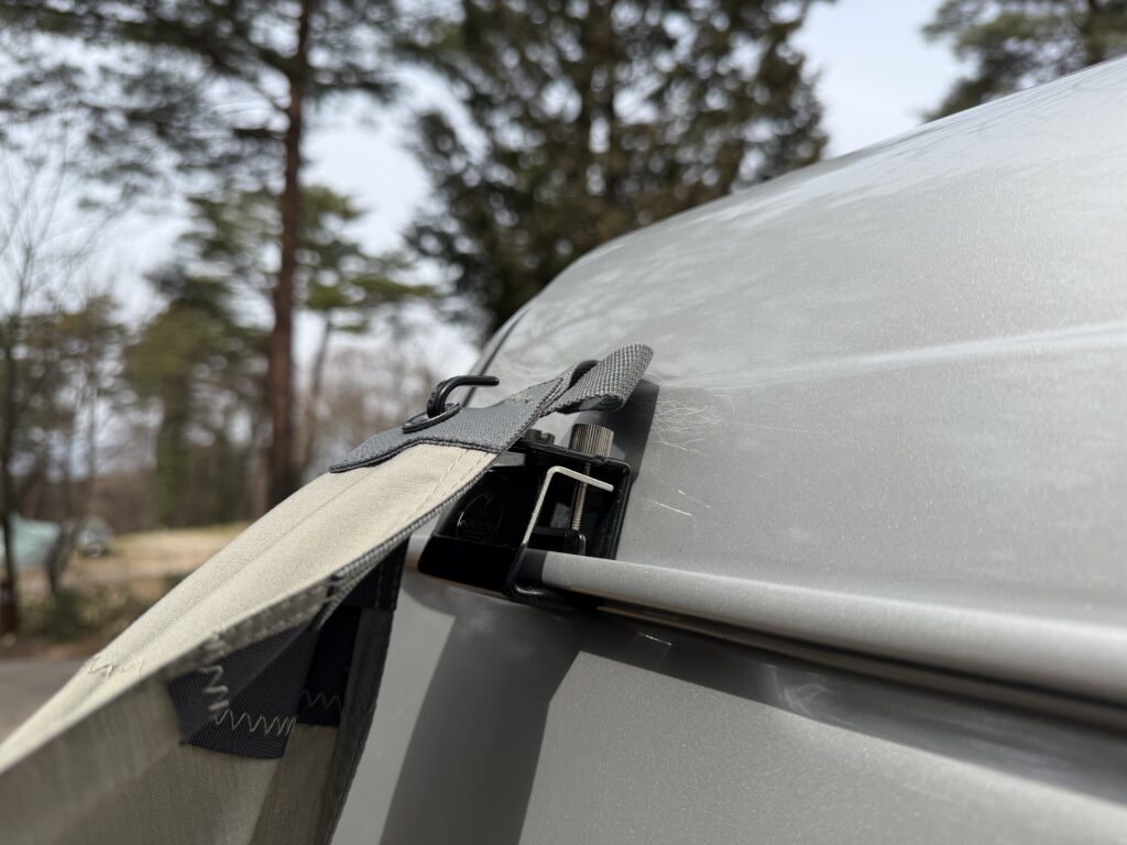 4m側中央のハトメを引っ掛けている様子