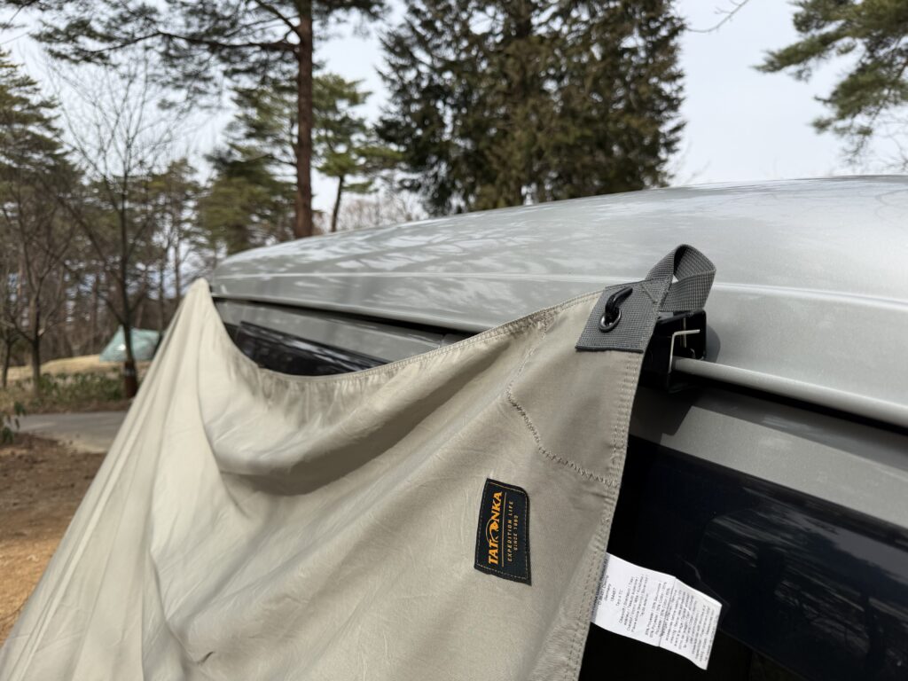 前方側のカージョイントにハトメを引っ掛けた様子