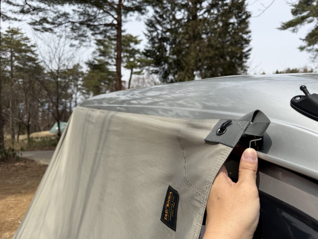 引っ掛けたタープを引っ張るようにしてカージョイントを固定します