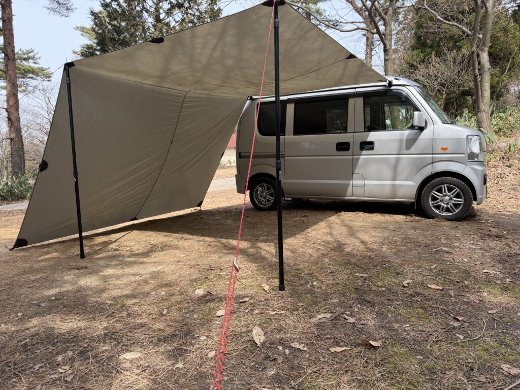 ガイロープを操作してタープがたるまない位置を探す