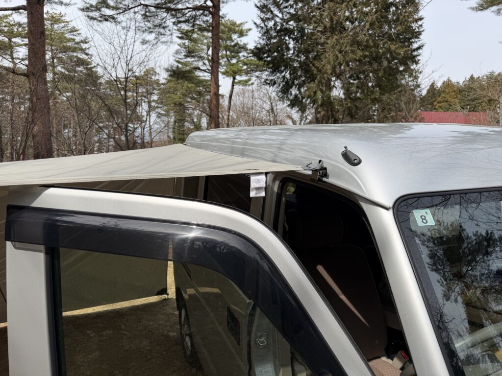 タープ取り付け側のドアを開けている様子