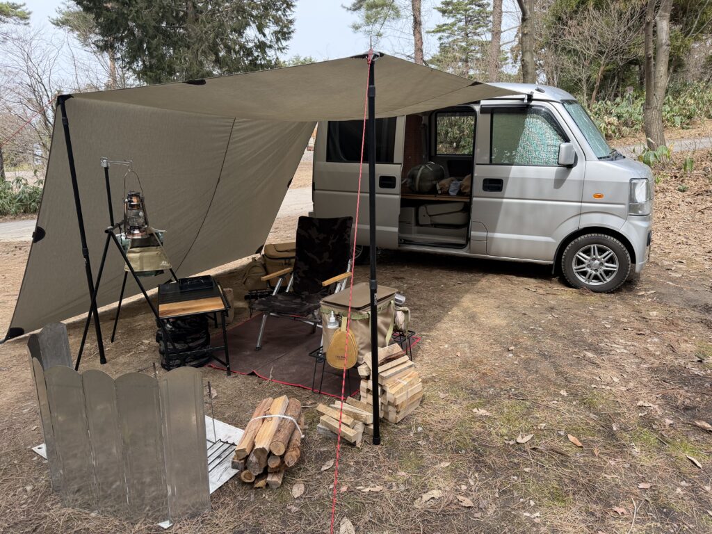 タープ設営後にギアを並べた様子