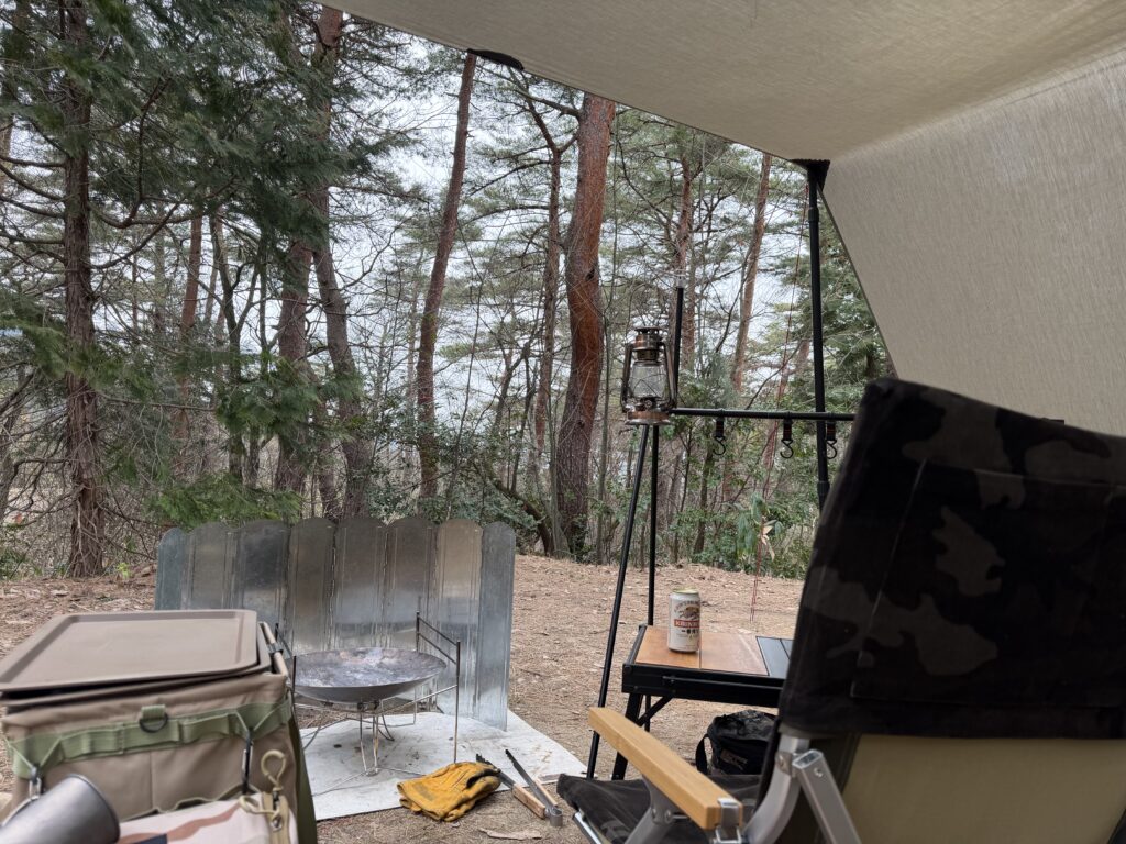 設営が完了し、ビールを開けた様子