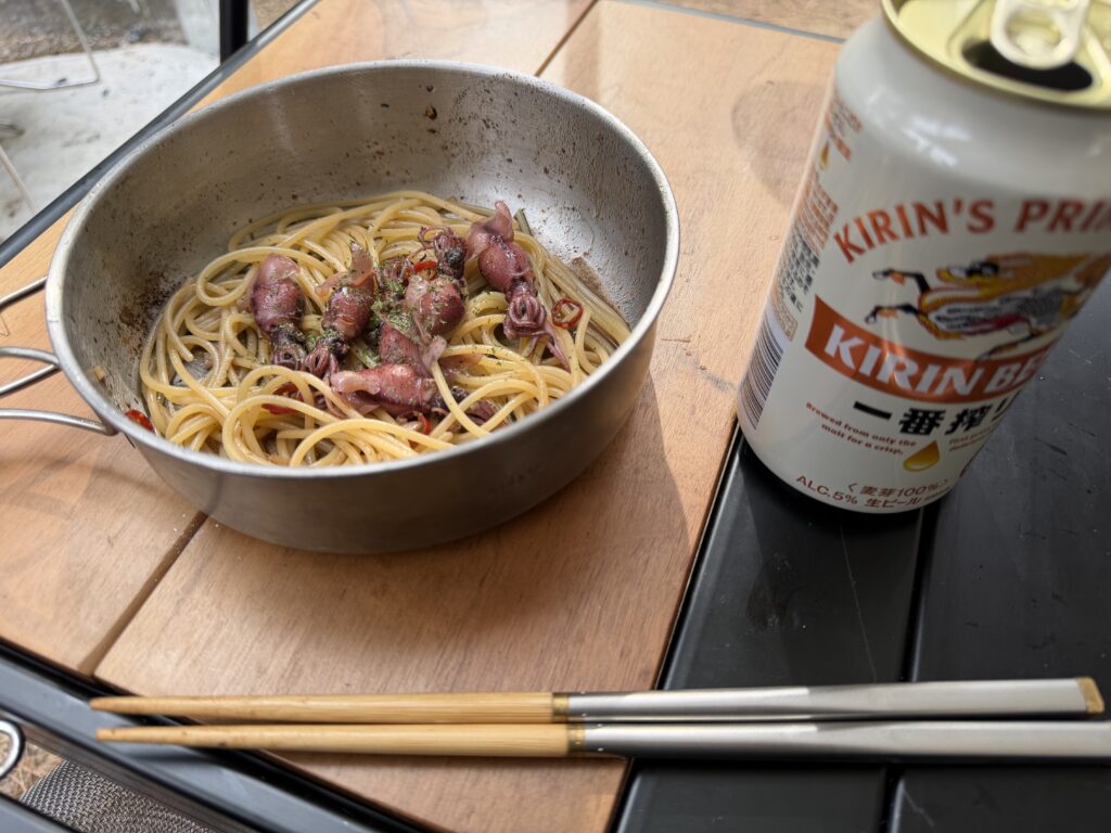 完成したペペロンチーノとビール。