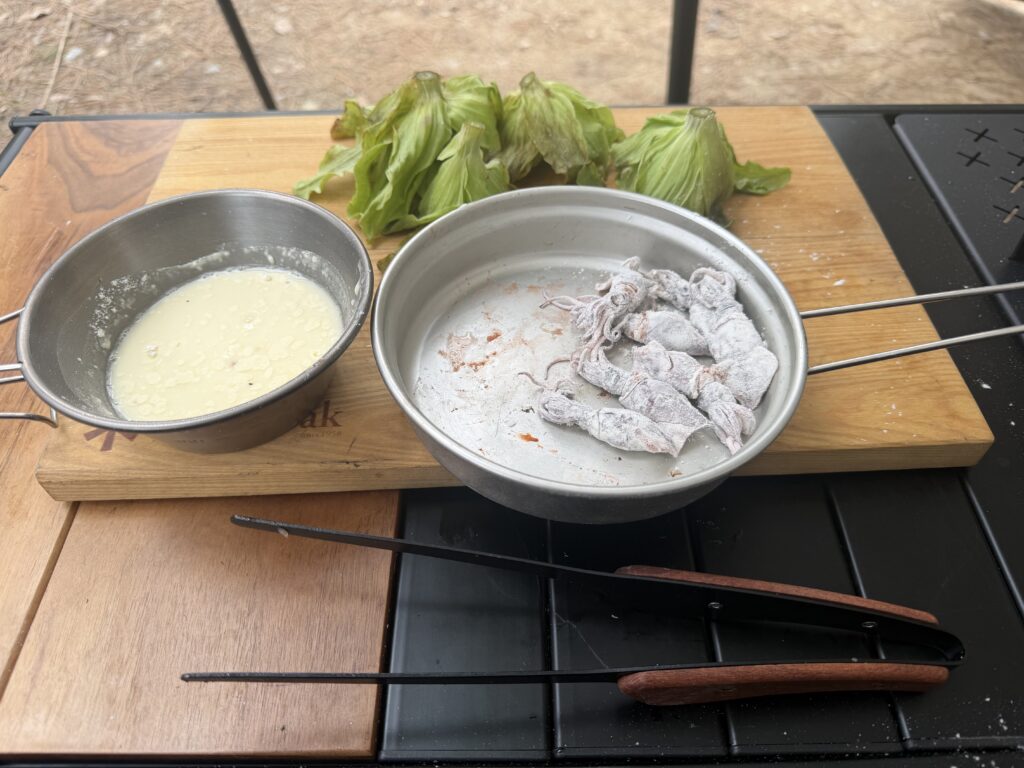 天ぷらの下準備を終えたホタルイカとふきのとうの様子