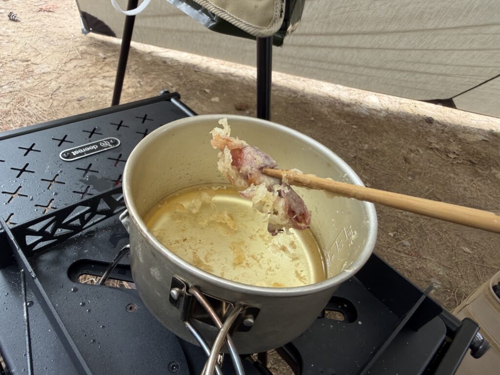 ホタルイカの天ぷらが揚がった様子