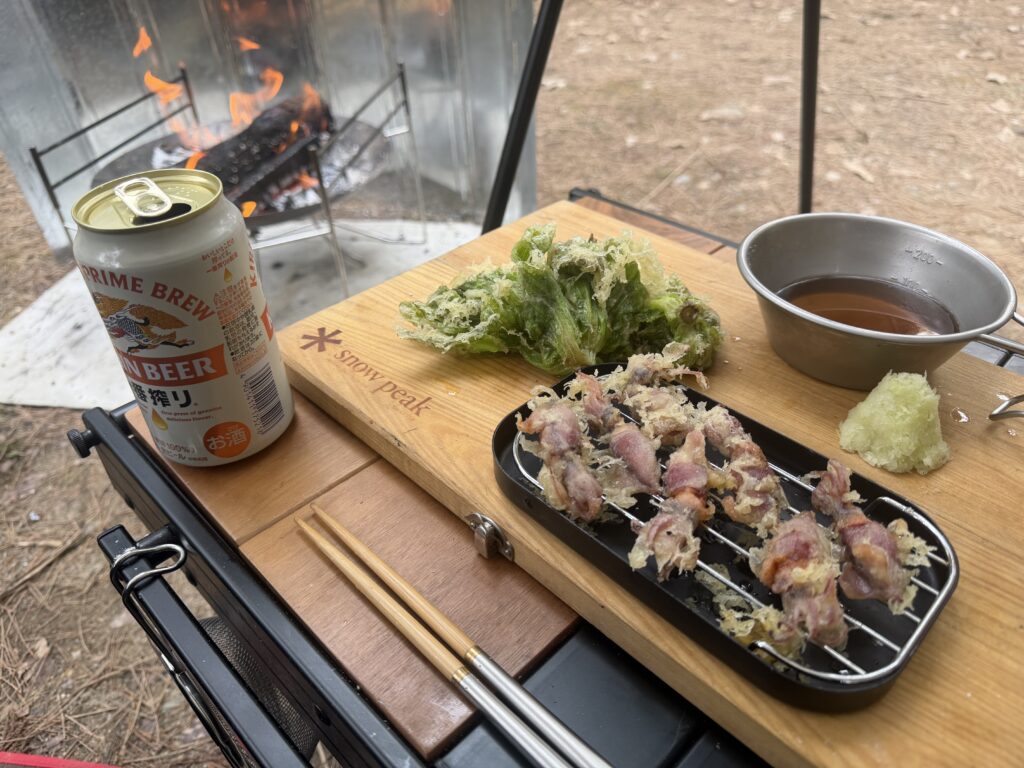 ホタルイカとふきのとうの天ぷらとビールを並べた様子