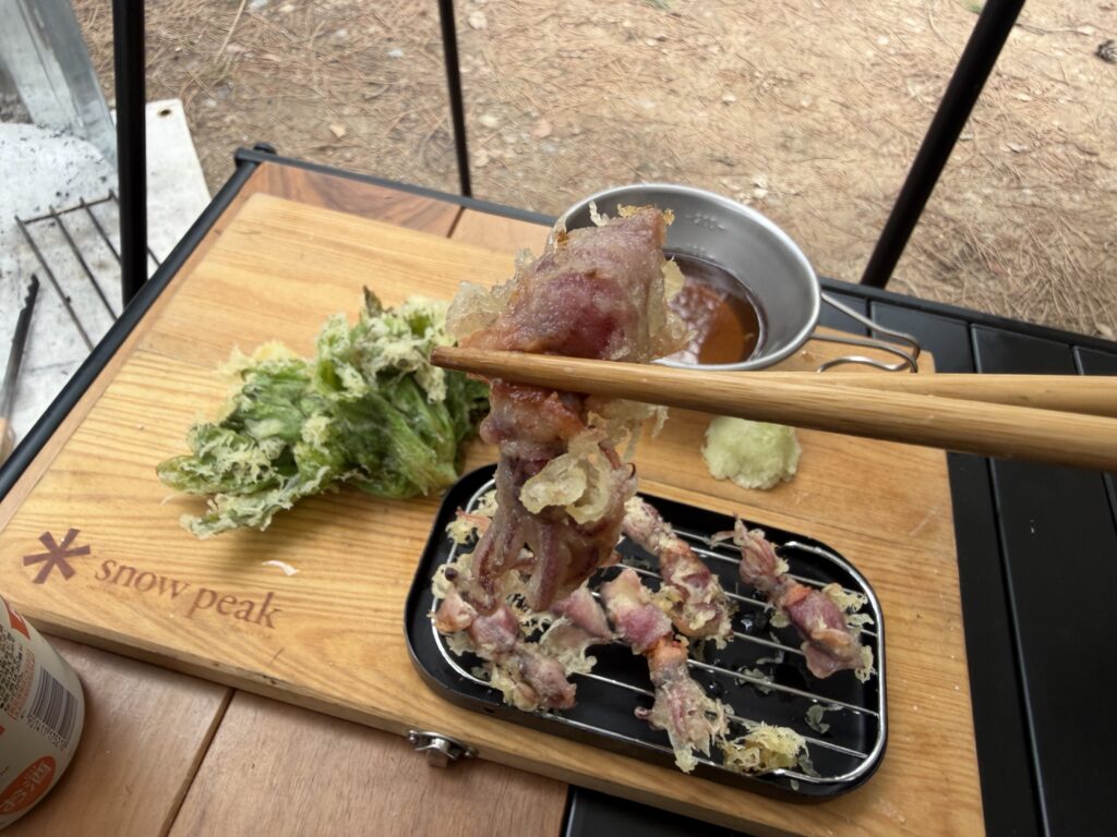 プリッとした揚げたてホタルイカを食べる様子