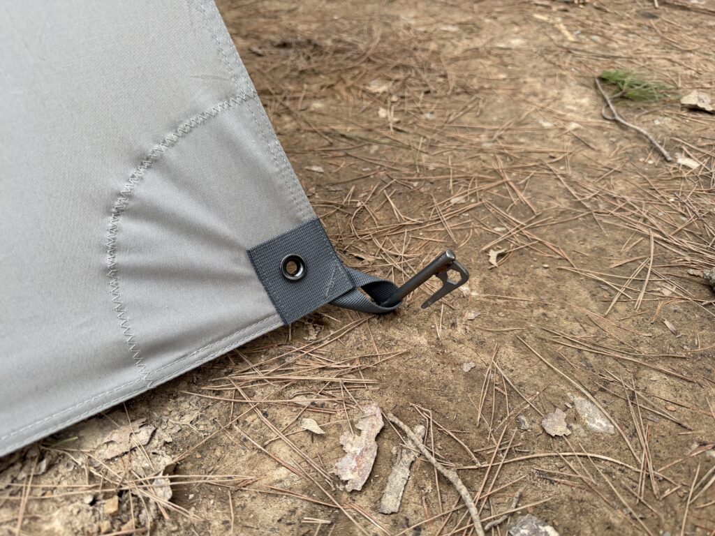 地面に直接ペグダウンした様子