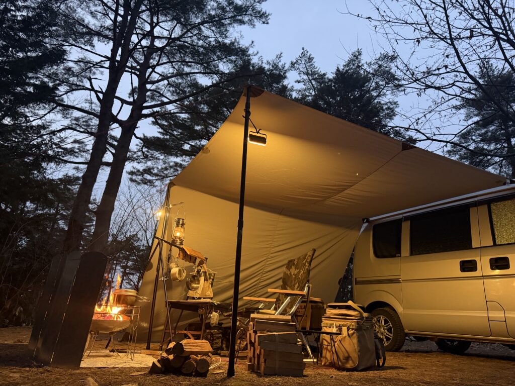 タープ近くで焚き火をしている様子