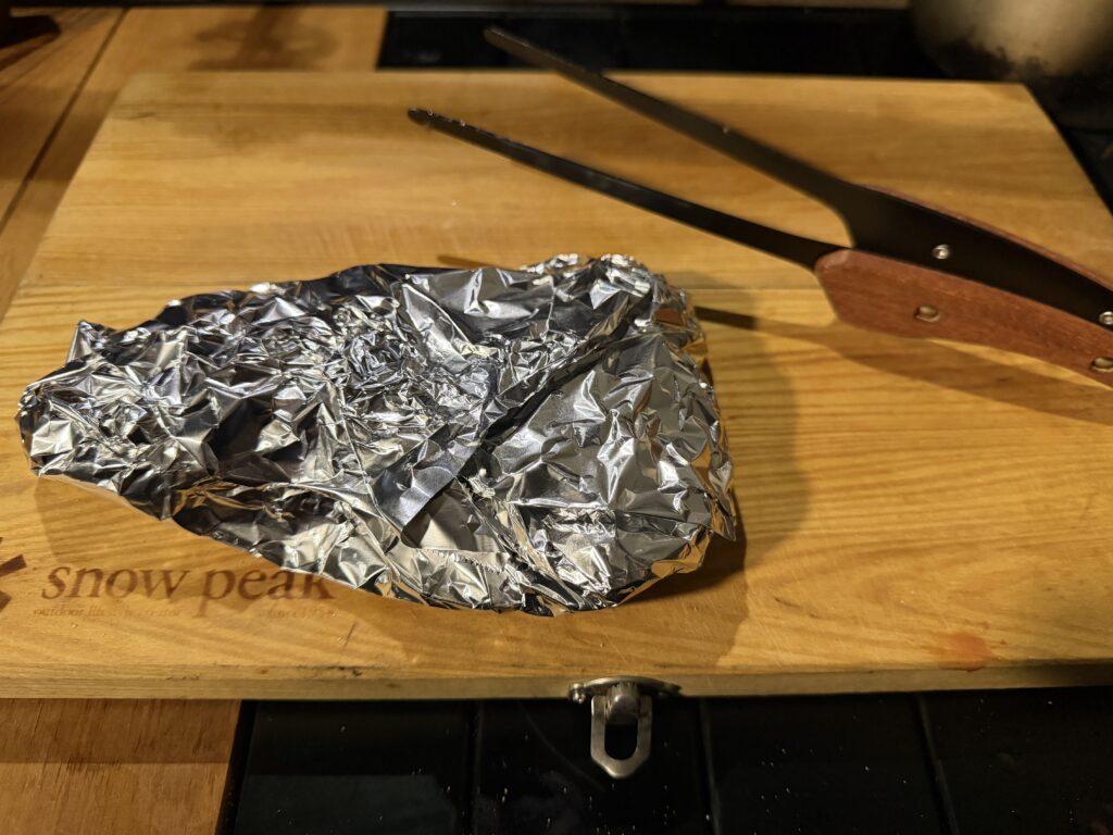 焼き上がったステーキをアルミホイルで包んだ様子