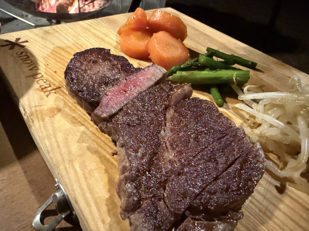 綺麗な断面のステーキと付け合わせが盛られた様子