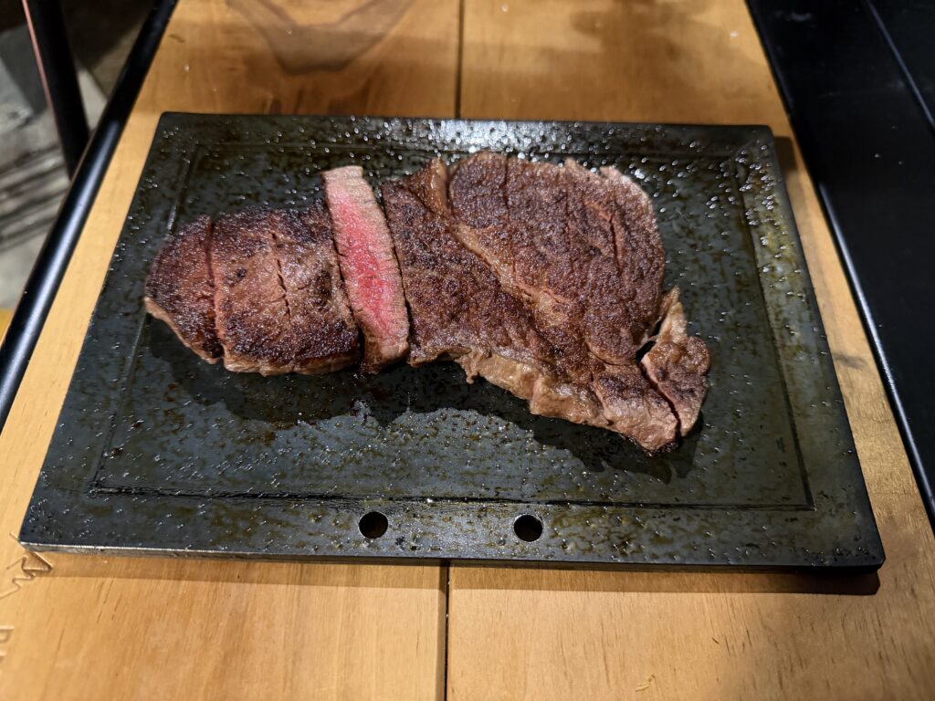 焼き上がったステーキをカットしてきれいな断面が見える様子