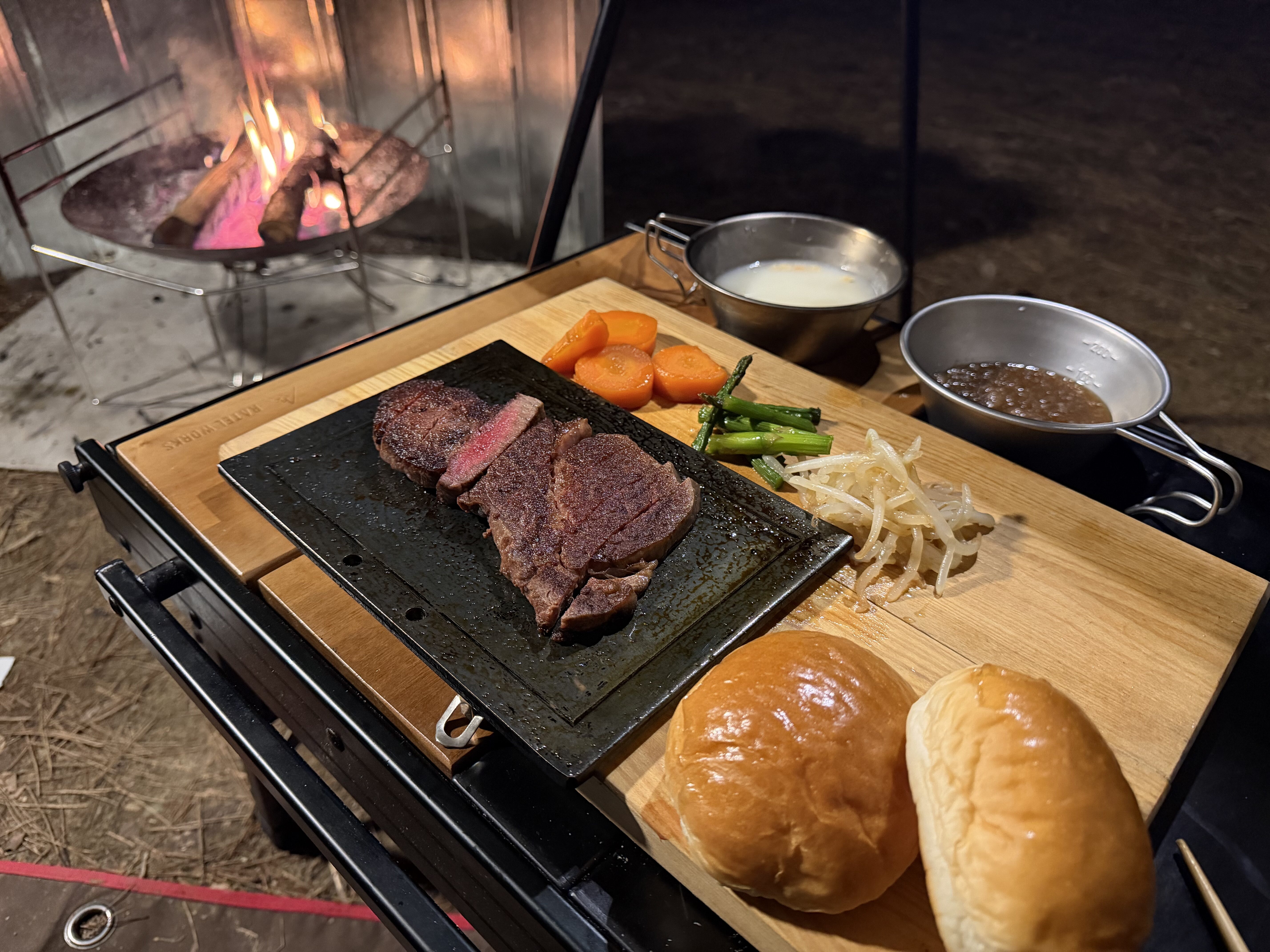 キャンプの晩ごはんに、ステーキとグラッセ、パンを準備した様子