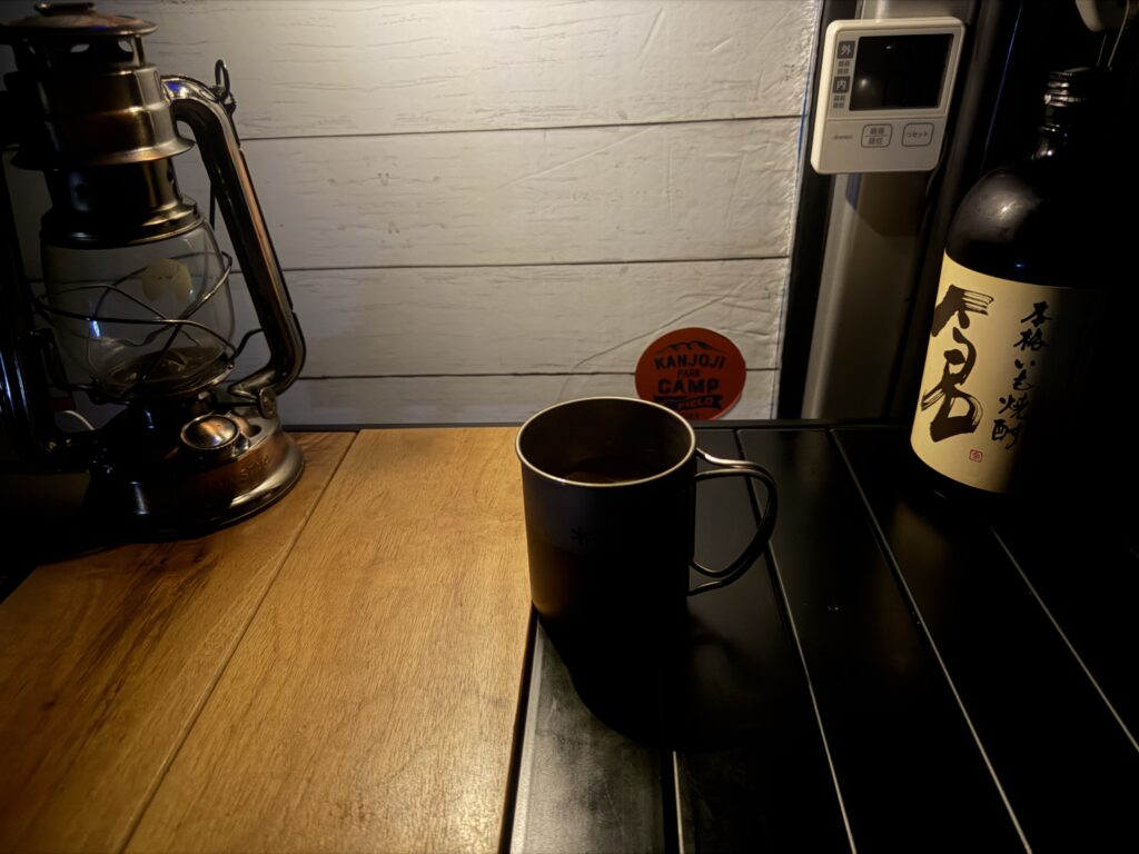 車内で芋焼酎をおかわりした様子