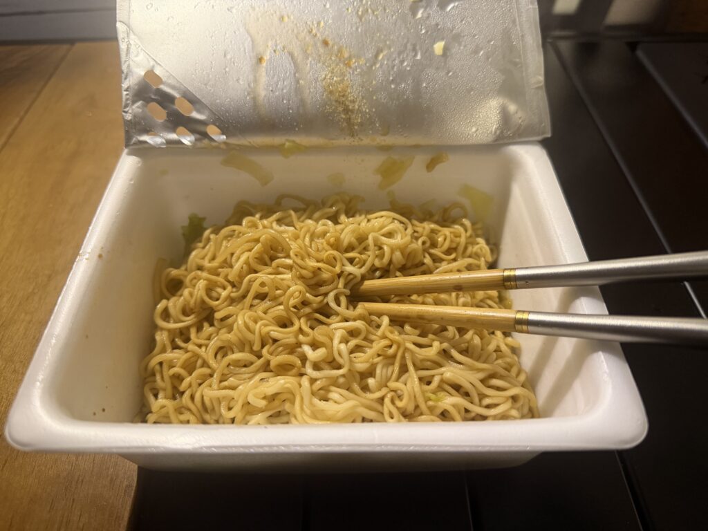 真夜中にペヤングを食べている様子