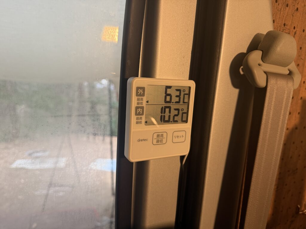 温度計が最低外気温6.3℃、車内10.2℃を表示している様子