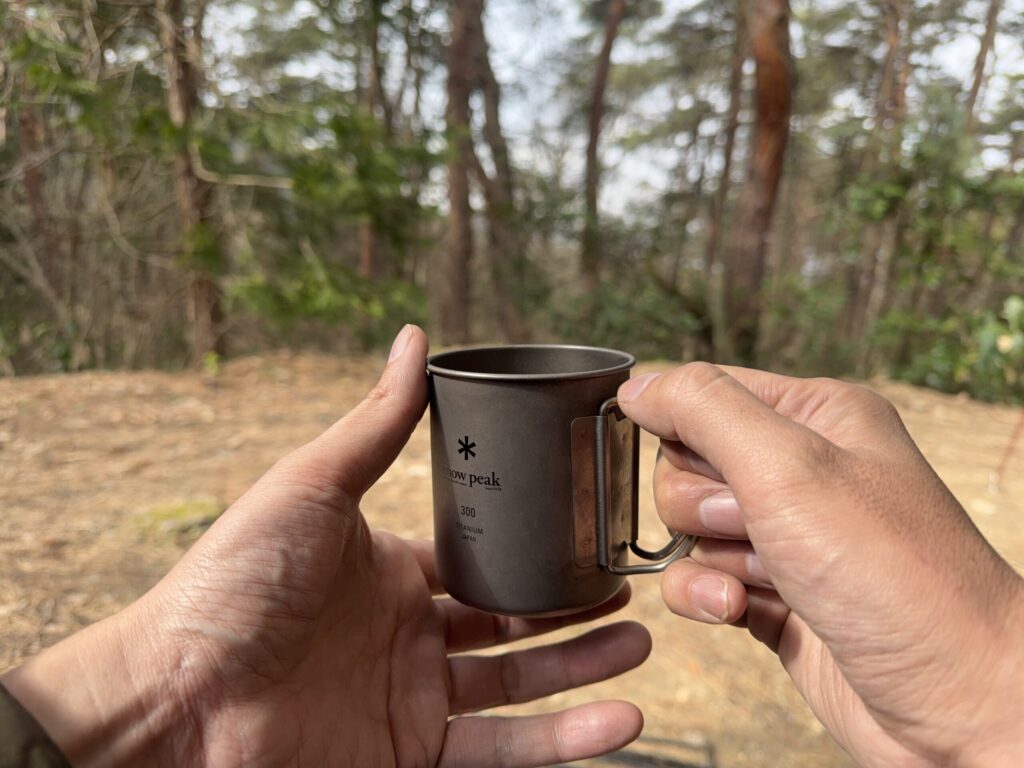 カフェオレを入れてのんびり朝の時間を楽しんでいる様子