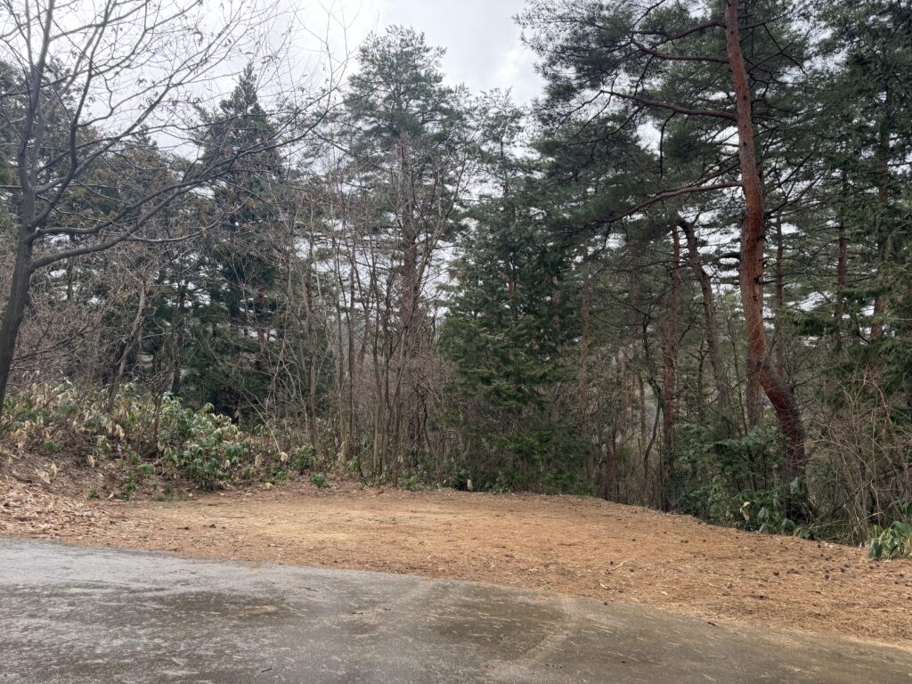 車を移動し、一晩お世話になったサイトを見ている様子