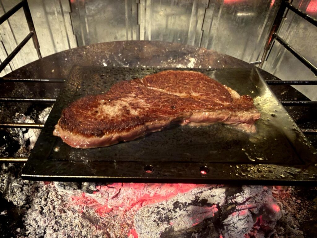 片面を焼き上げ、裏返した瞬間の肉の様子