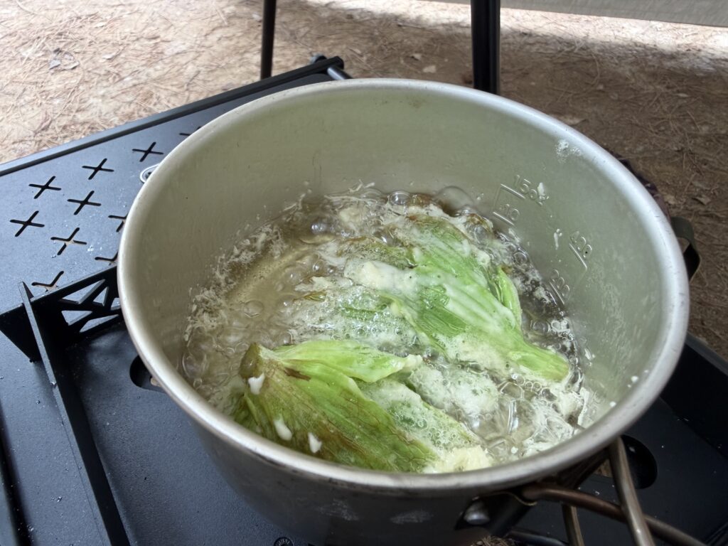 ふきのとうに衣をつけてあげている様子