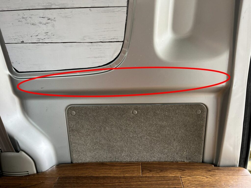 車内鉄板部に穴を開けるおおよその位置