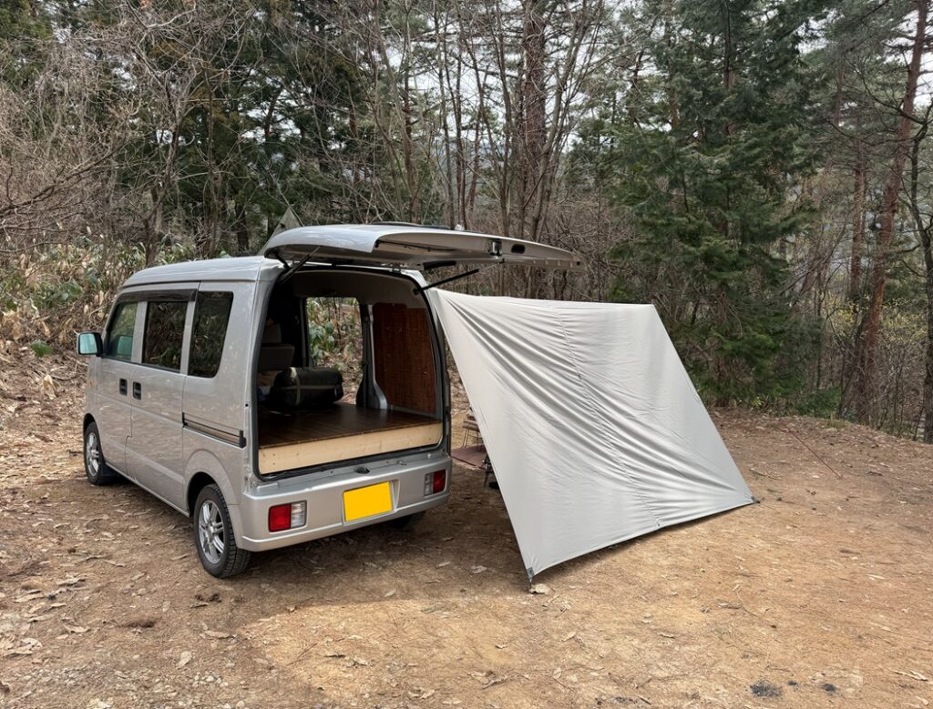 カーサイドタープを張って後ろから見た様子