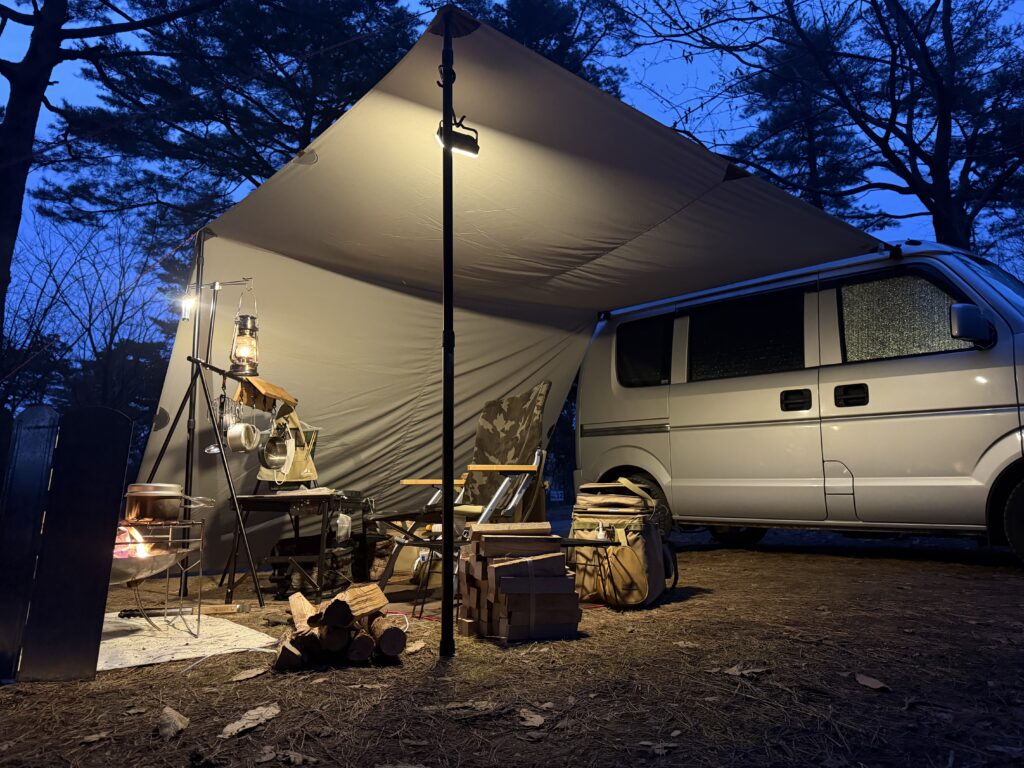カーサイドタープを張り、車中泊キャンプをしている様子